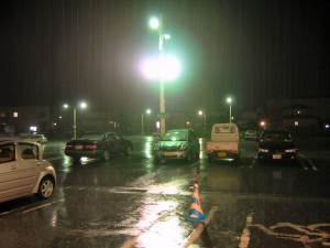 この日、ヨークベニマル伊達店にて。大雨洪水警報の中、滝のような雨に打たれる僕の Vitz。乗りたいのですが、撮影場所から 20m 程の駐車場までかけていく勇気も失せるような大雨。（本文とは関係ありません）