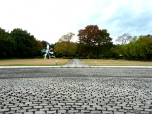 福島県立美術館の入口前の広場から庭を撮影