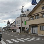 右側より旅館「福宝」、食堂旅館「山根荘」、旅館「たかはし」、道路をはさんでこちら側に少し見えるのが旅館食堂「叶屋」