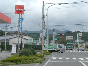 国道 13 号沿いの運転免許センターの案内板