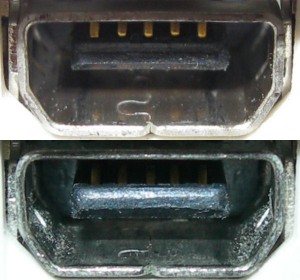 X01T USB 端子の比較。上が新しい端子、下が古い端子。若干角度が違いますし、カメラも違うのでフラッシュの当たり具合も違いますが、よく見ると見た目の違いはほとんどありません。しかし挿した感じはまったく違います