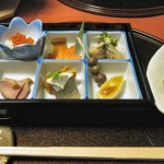 前菜。左の箱の中央手前は、京都などでも名物の身欠きニシン。
