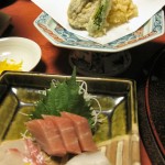 刺身と天ぷら。天ぷらの左端は、柿の天ぷら。会津は甘いものを揚げる土地柄で、おまんじゅうの天ぷらなんかもあります。