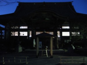 この日お邪魔させていただいた禅寺。お寺の夜のたたずまいが好きです。