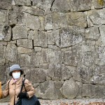 この石垣の写真には、歴史的遺構が捉えられていますが、皆さんお分かりになりますでしょうか。わからない方は、現地でガイドの方に尋ねてみてください。