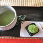 僕の頼んだ抹茶とずんだ餅のセット。ずんだ餅がプラスチックのトレーに入っているのが悲しい、というか許せない（笑）。