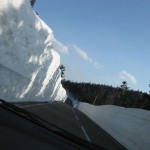 雪の回廊。道路の標高最高点を通過した直後あたりで。
