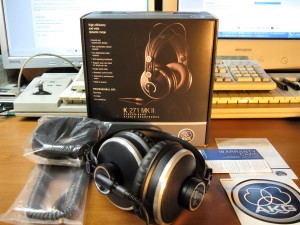 AKG K 271 MK II と付属品一覧（ヘッドフォンミニ→ヘッドフォン変換端子のみ映し忘れました）。巻きケーブル、ベロアパッド、保証書、注意書き、ステッカー、そして化粧箱。