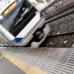 常磐線の新型車両。東北本線って、ふつう 2 両編成なんです。やっぱり関東は人が多いんですね。電車のボタンも押さなくたって扉が開くし…。