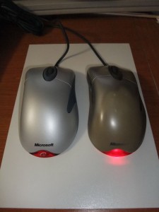 IntelliMouse Explorer 3.0。左が新品、右が使い込んだもの。どちらも復刻版ではなく、オリジナルの 3.0。