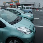 同色の Belta（奥）と Vitz（手前）。僕の Vitz は屋根無しの駐車場に止めているせいか、少し黄味が足りません。