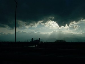 ごみの焼却炉と雲