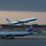 成田空港の滑走路にて。