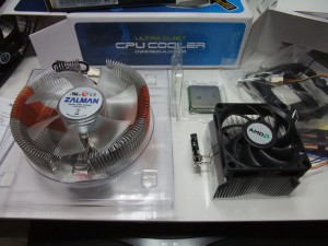 Zalman CNPS7500-ALCU LED と AMD 純正 CPU クーラー。