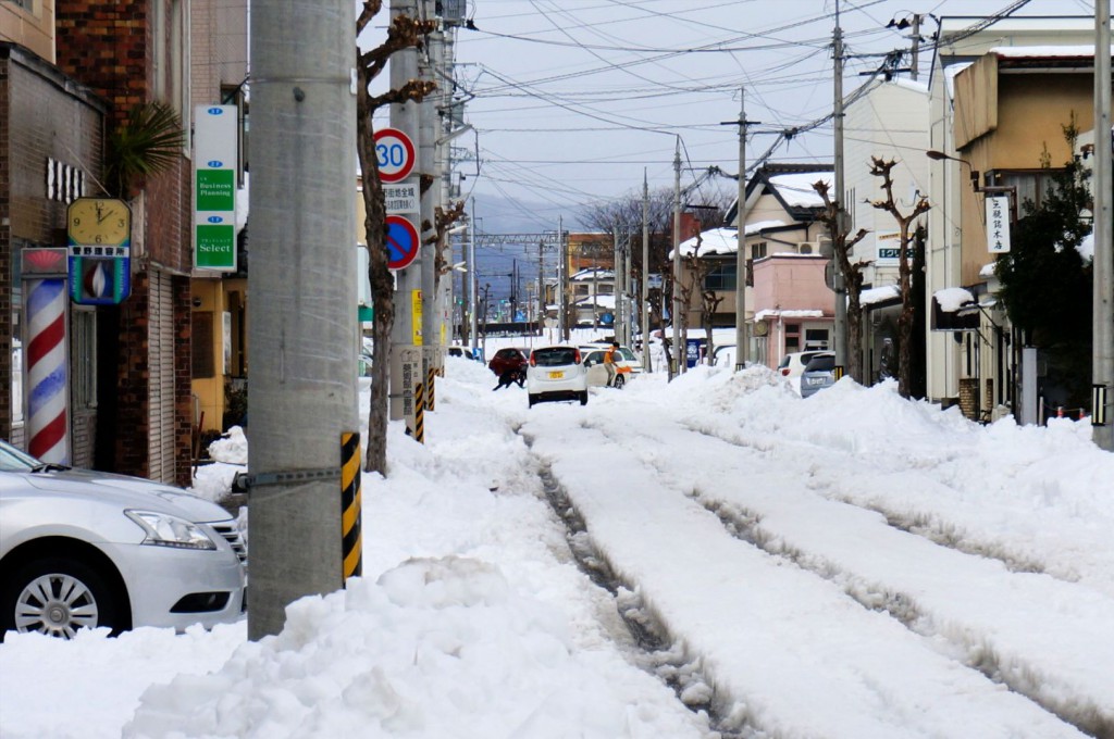 通りで４～５台の車が雪にはまり、救出してもらっています。