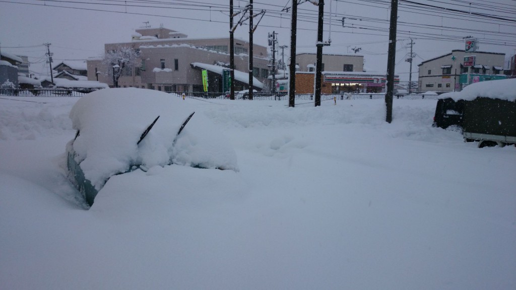 辺り一面雪に覆われていて、雪のためにあげてあるワイパーだけが飛び出しています。