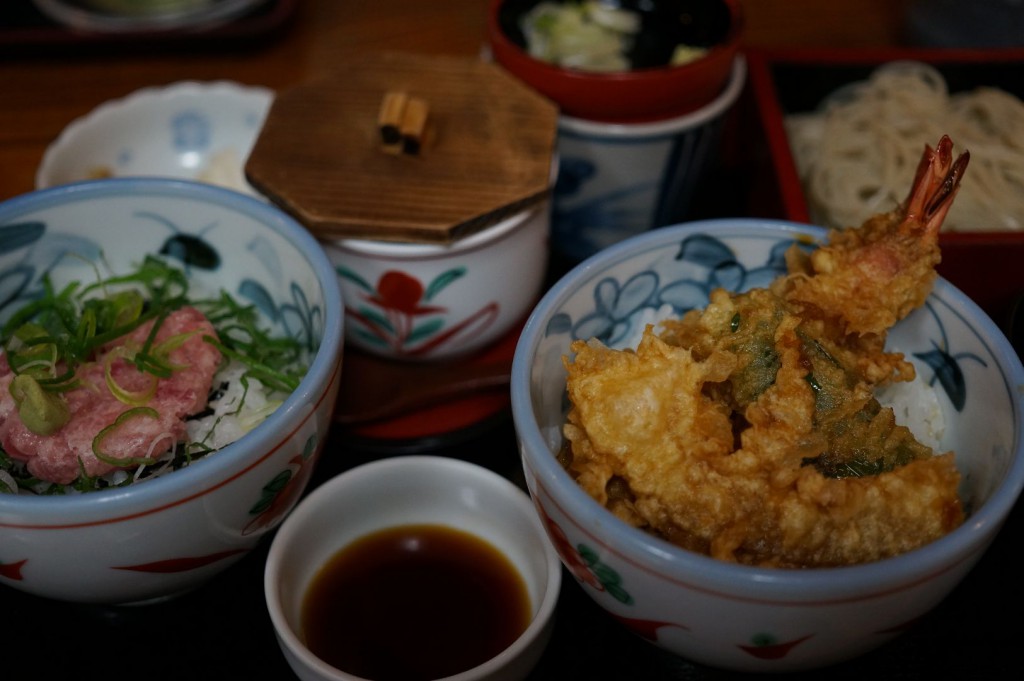 レンズ購入当日に入った、近所の和食屋さん（峰亀）にて。手元が暗いお店なのですが、オート設定でもそれなりに写りました。